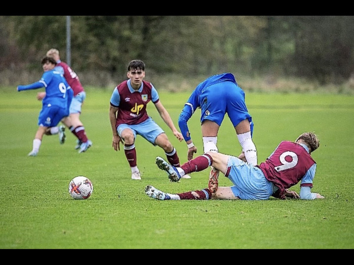 Hậu vệ trẻ Việt kiều toả sáng giúp Burnley đi tiếp tại FA Cup - Ảnh 3